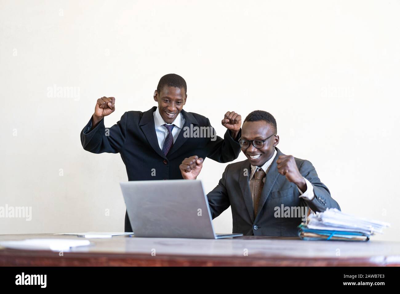 Black Ethnicity Mitarbeiter konzentrierten sich stark auf ein afrikanisches Gebäude Stockfoto