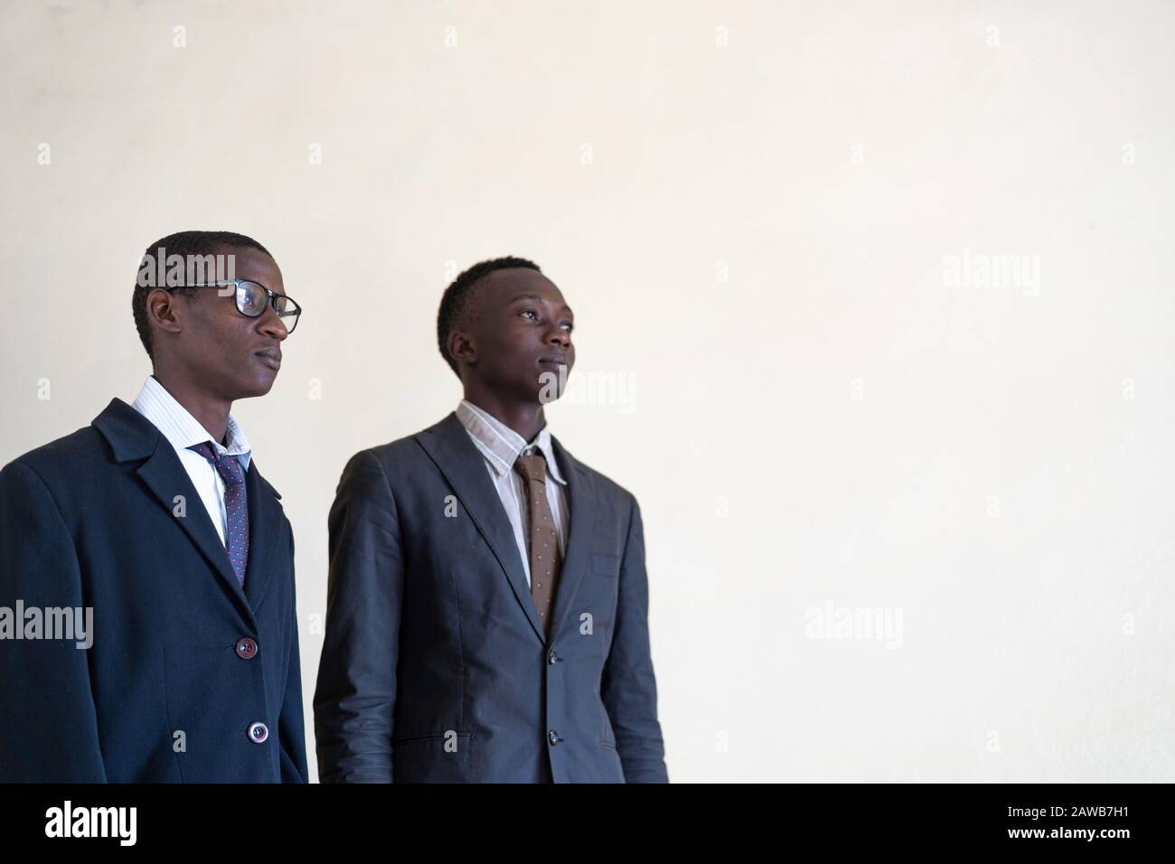 Zwei Stolze afrikanische Männer Geschäftssymbole, Die in Die Zukunft blicken Stockfoto