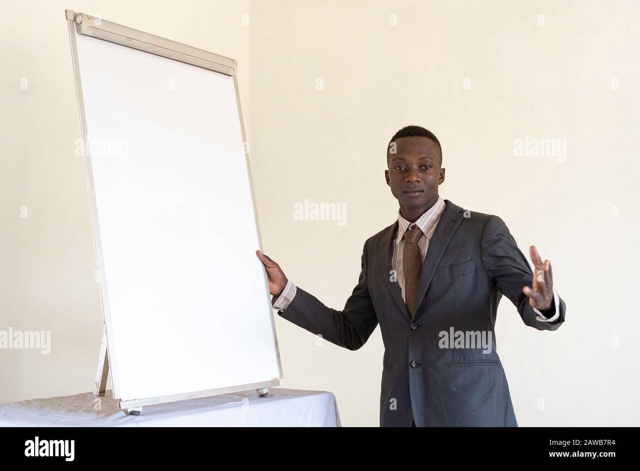 Authentische junge Geschäftsleute, die im Büro mit weißem Brett glücklich aussehen Stockfoto