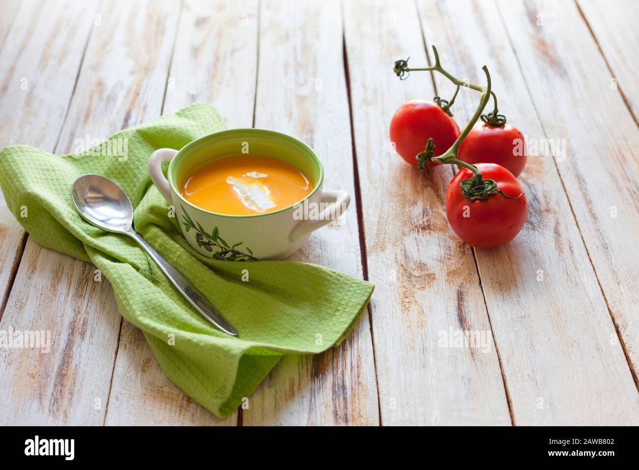 Püree Suppe aus orangefarbenem Kürbis, Süßkartoffeln und Karotten, serviert mit saurer Sahne Stockfoto