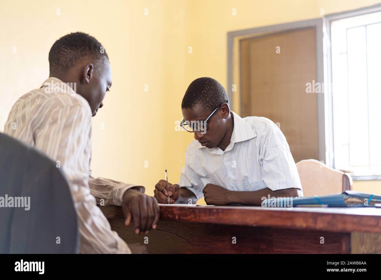 Studenten der Afrikanischen Universität unterzeichnen Vertrag für den ersten Arbeitstag Stockfoto