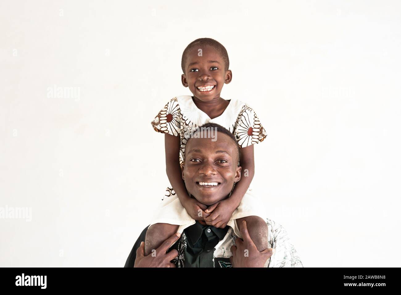 Ehrendes Foto von afrikanischer Familie, die gemeinsam als Symbol der Vielfalt für afrikanische Väter und Kinder posiert und lacht Stockfoto