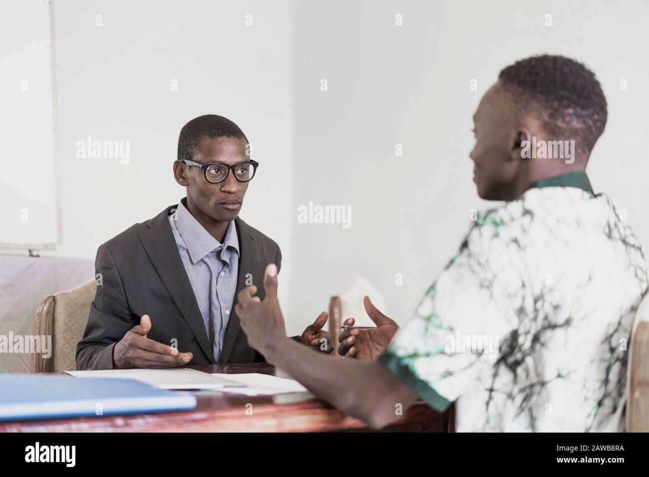 Black African Ethnicity Menschen Geschäftsmann und Student diskutieren gemeinsam Projekte im Büro in Afrika Stockfoto