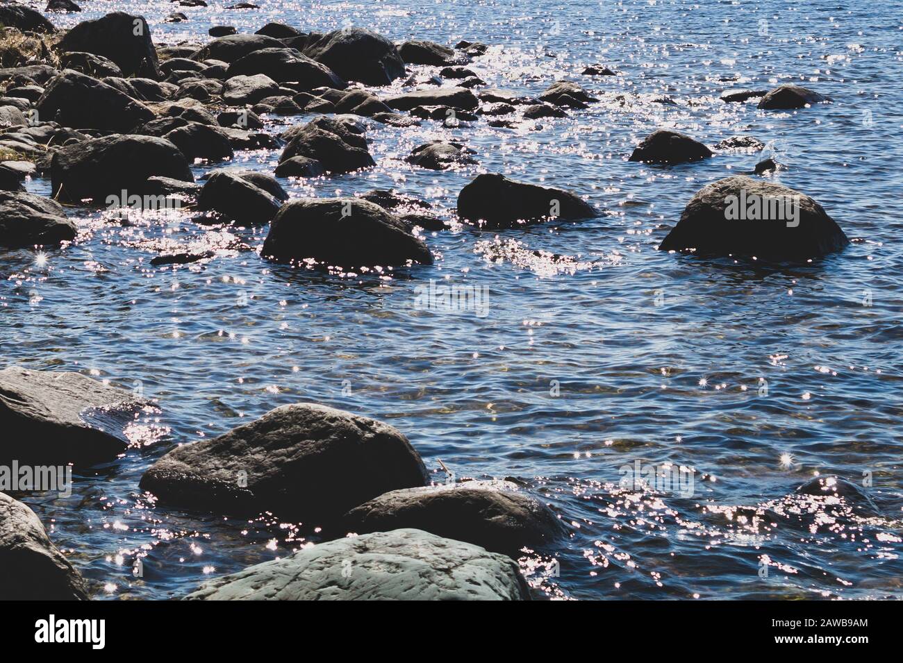 Felsen in der Wasserlandschaft. Steine im Hintergrund des Sees Stockfoto