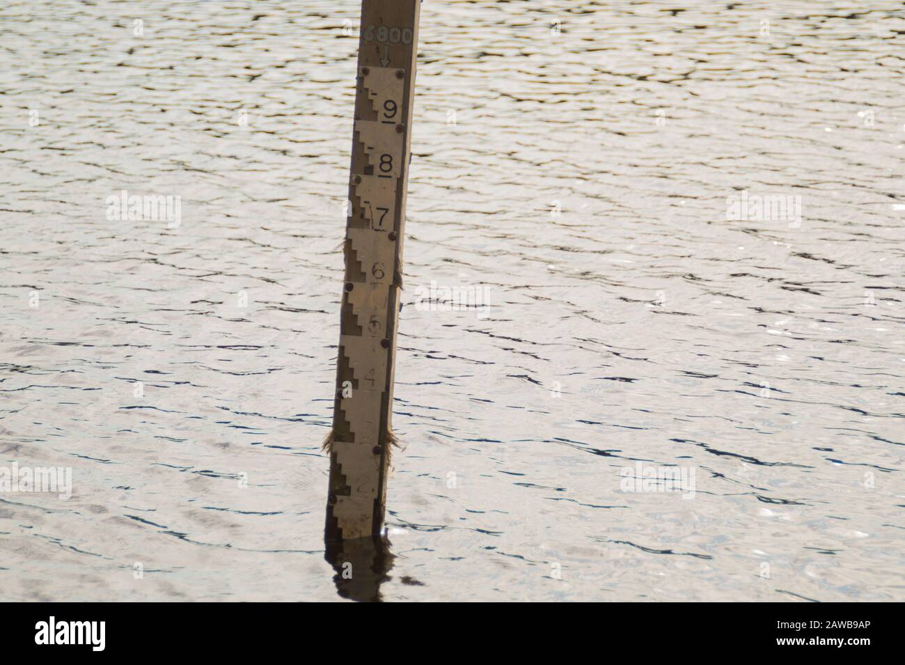 Wassertiefenanzeige. Messstand des Wassers. Messskala Stockfoto