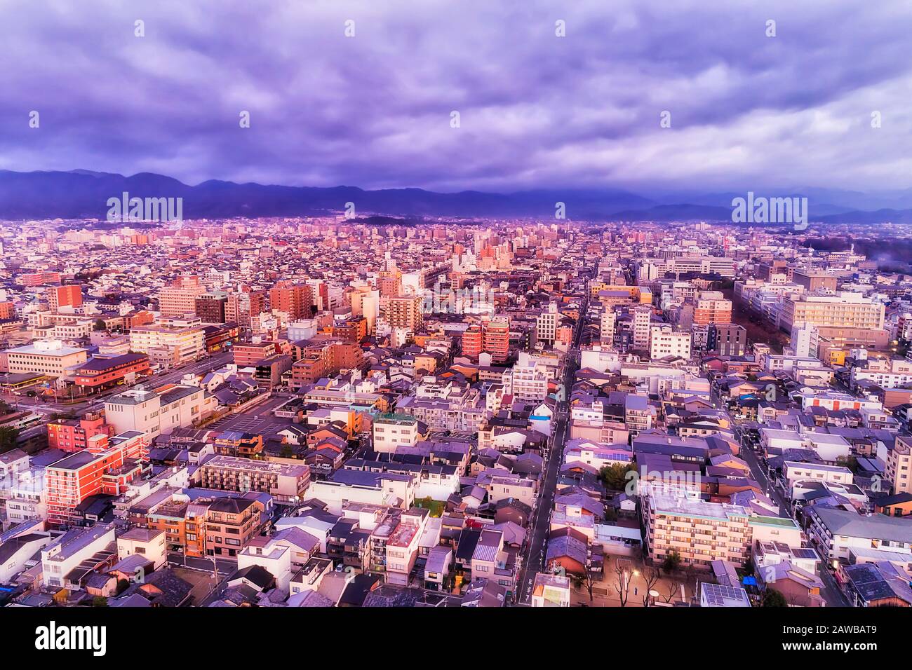 Luftbild über die Vororte der Stadt Kyoto mit den örtlichen Straßen und den Apartmentgebäuden an einem trüben Morgen. Stockfoto