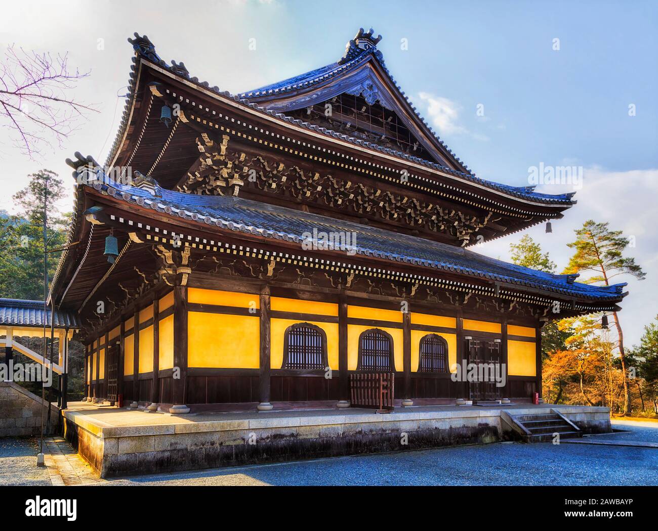Traditionelles historisches japanisches Tempelgebäude in der Altstadt von Kyoto an einem sonnigen Tag - Nanzeji-Tempel. Stockfoto