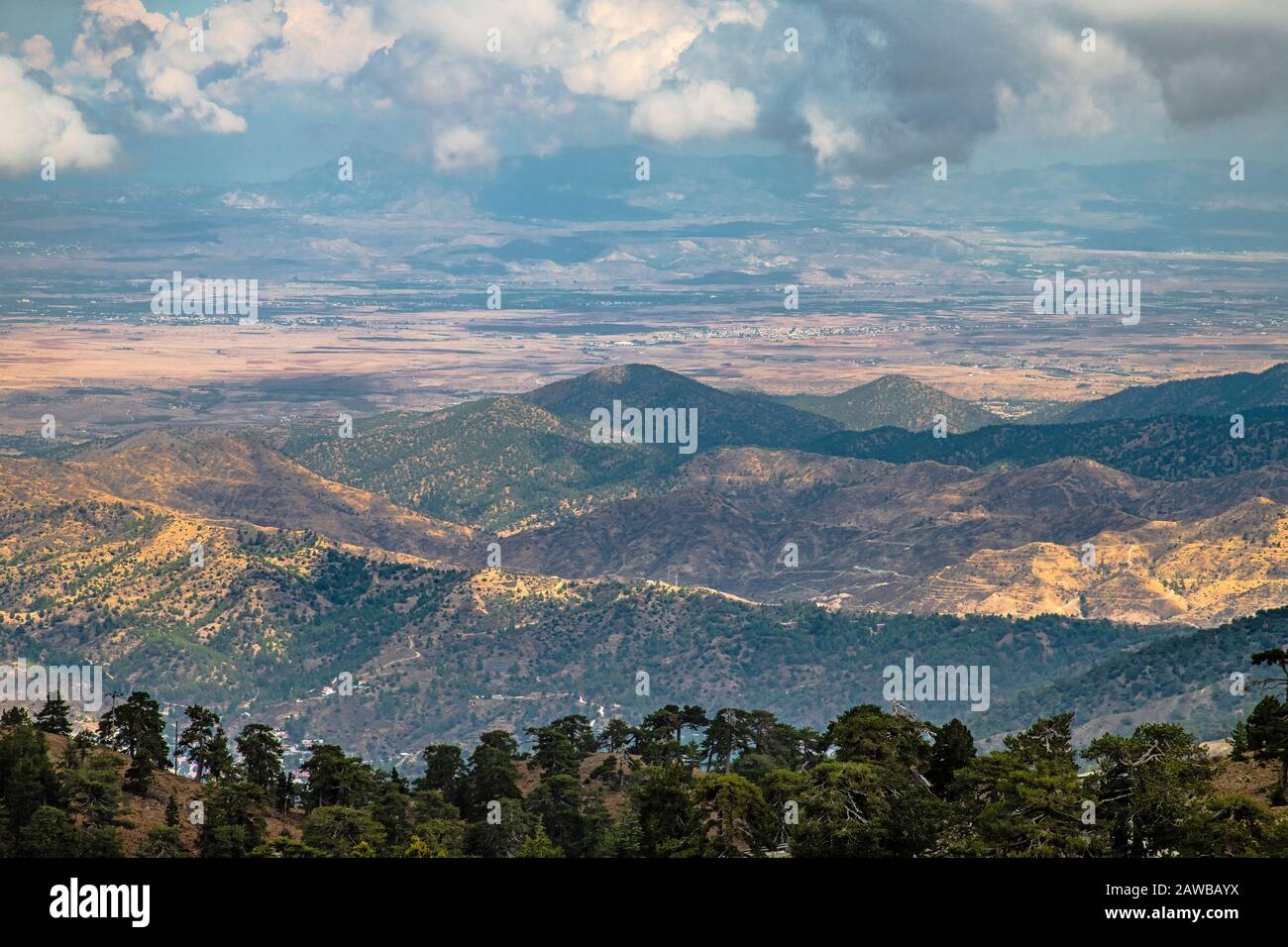 Blick vom Olymp, dem höchsten Gipfel der Insel Zypern. Troodos Berge  Stockfotografie - Alamy