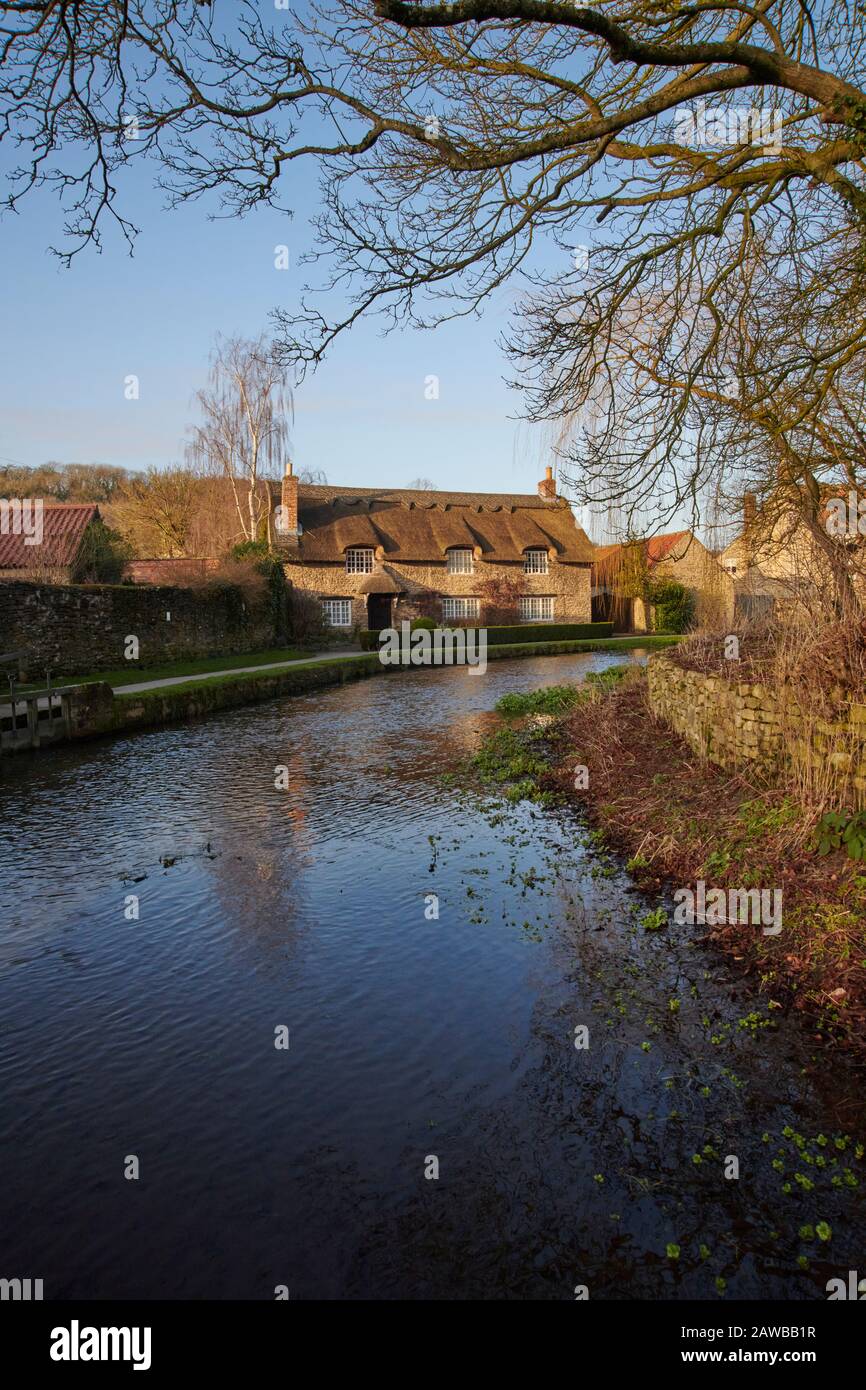 Reetdachhaus am Thornton-le-Dale in North Yorkshire, Großbritannien Stockfoto