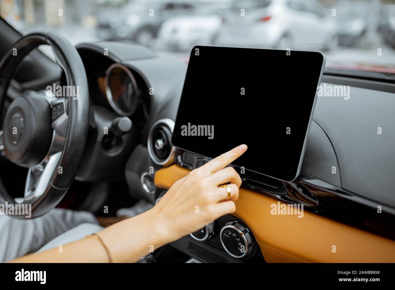 Frau, die während der Fahrt mit dem Elektroauto ein digitales Armaturenbrett  berührt, Nahaufnahme auf einem Touchscreen mit schwarzem Bildschirm.  Intelligentes Elektroauto-Konzept Stockfotografie - Alamy