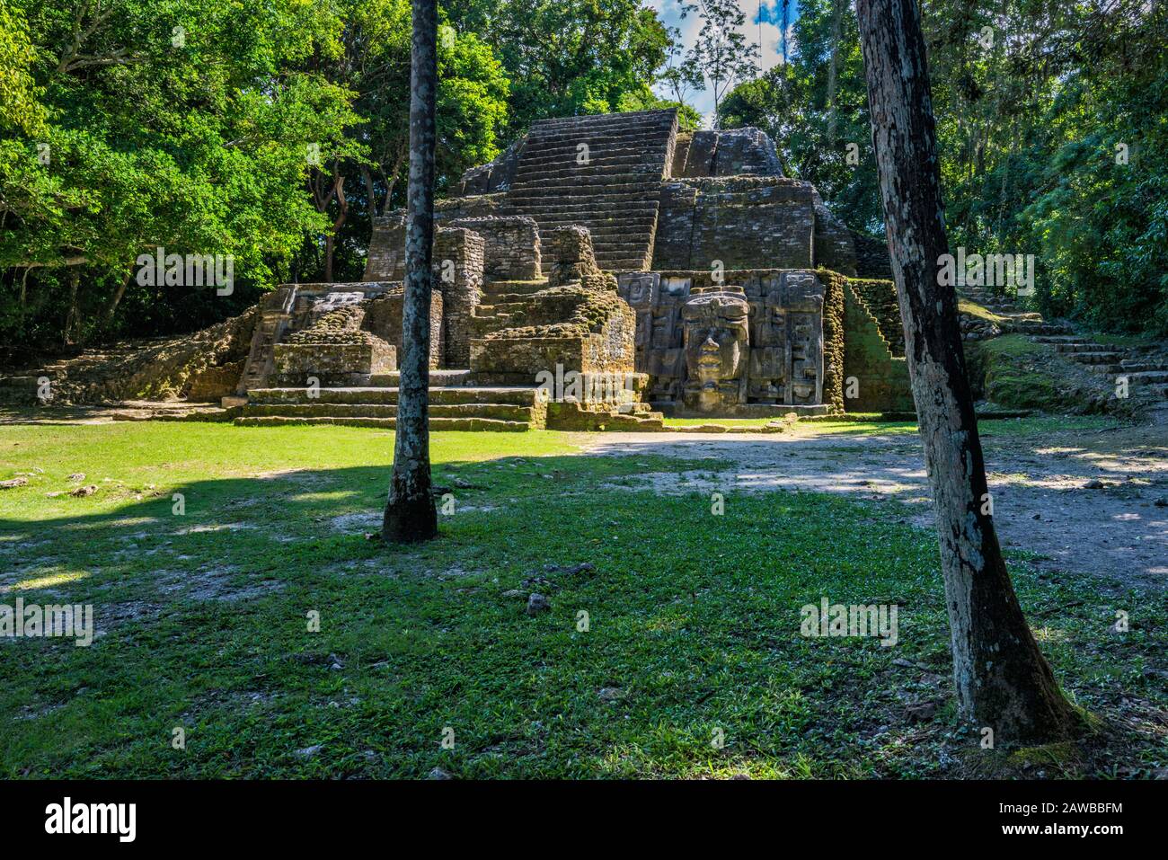 Maske-Tempel in Lamanai, Maya-Ruinen, Regenwald in der Nähe von Indian Kirche Dorf, Orange Walk District, Belize Stockfoto