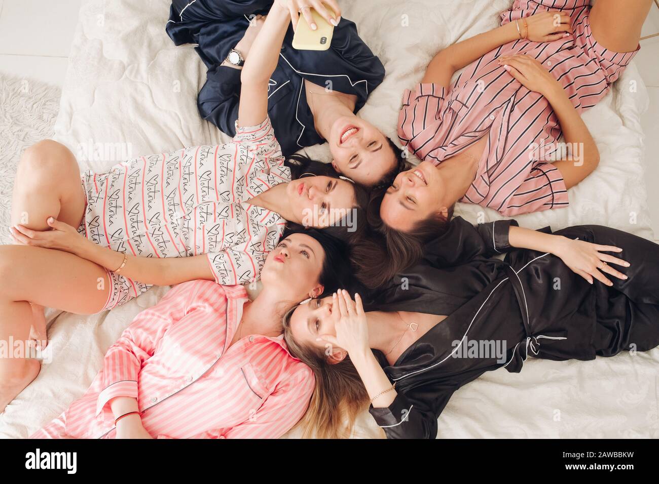 Hübsche Mädchen im Schlafanzug, die selfie ins Bett nehmen Stockfotografie  - Alamy