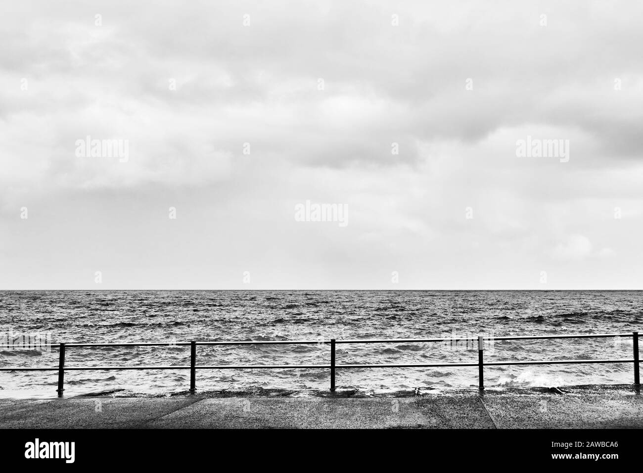 Hafengebiet und Meer Hotizon - schwarz-weiß minimalistischer Seescape Stockfoto