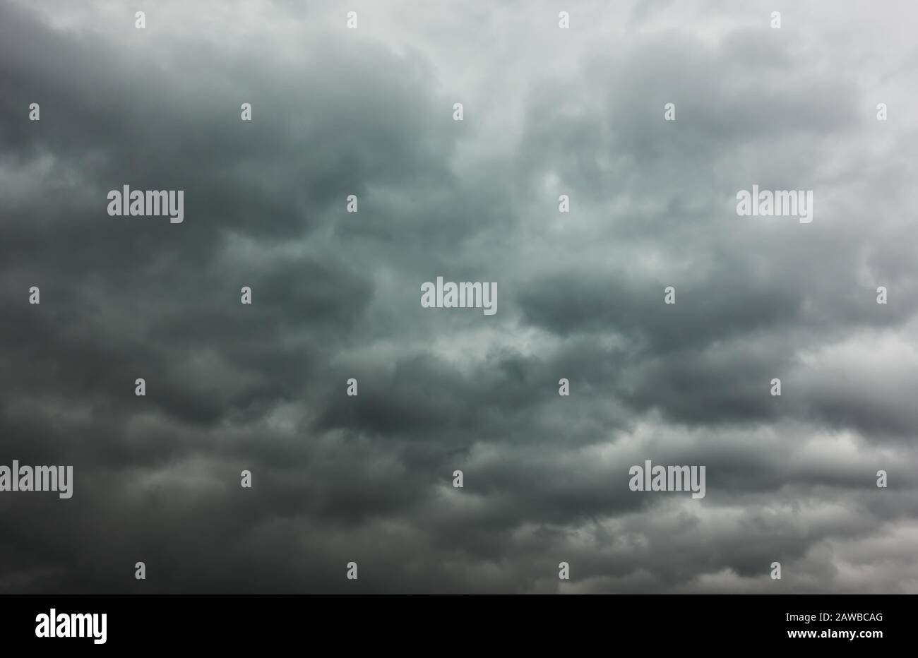 Dramatischer Himmel - Graustürmer Himmel mit vielen schweren Wolken, kann als Hintergrund verwendet werden Stockfoto