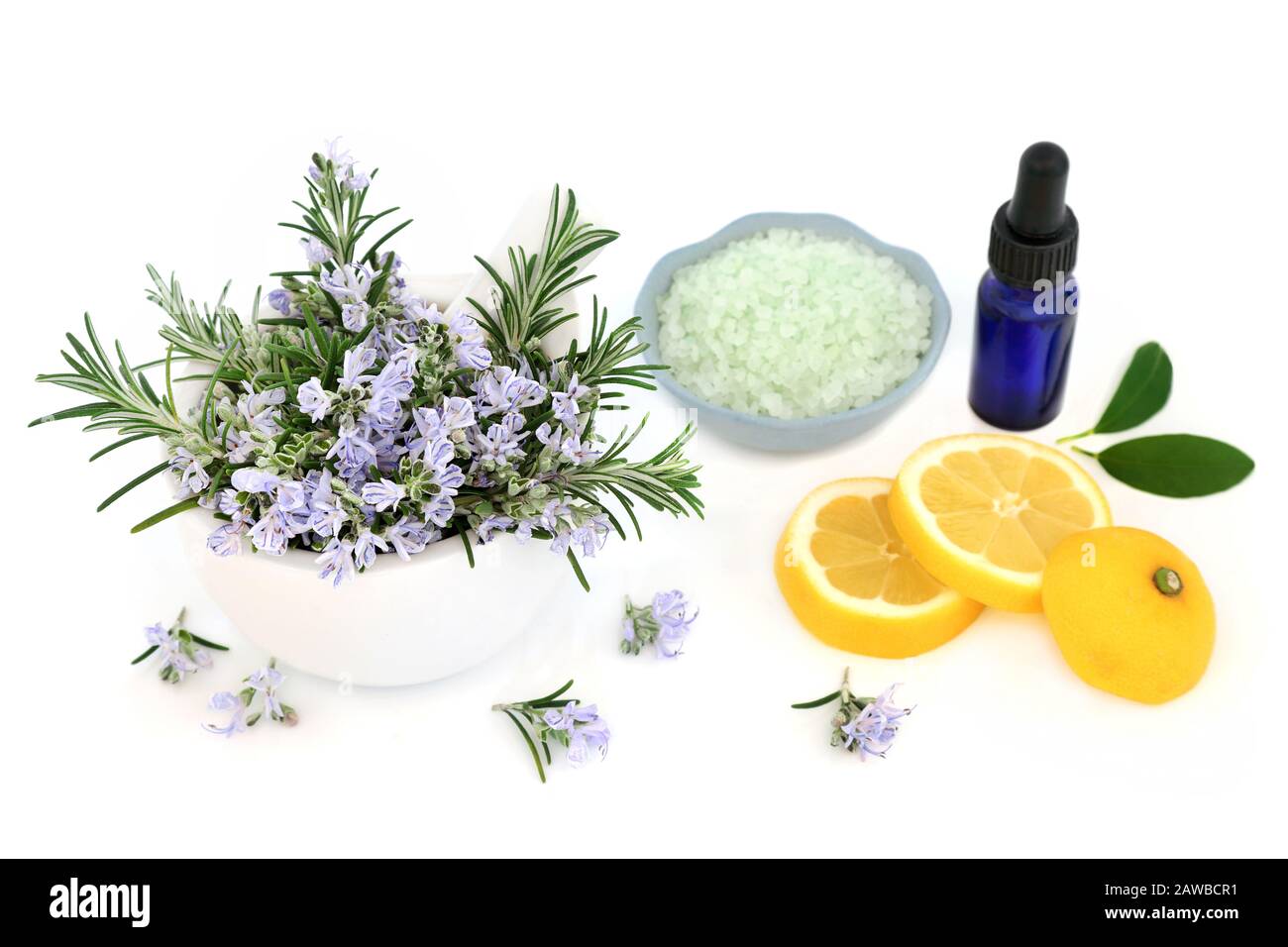 Hautpflege Schönheitsbehandlung mit Rosmarinblumen & Zitronenfrüchten mit Aromatherapie ätherischer Ölflasche. Mit Anti-Aging-Vorteilen. Stockfoto
