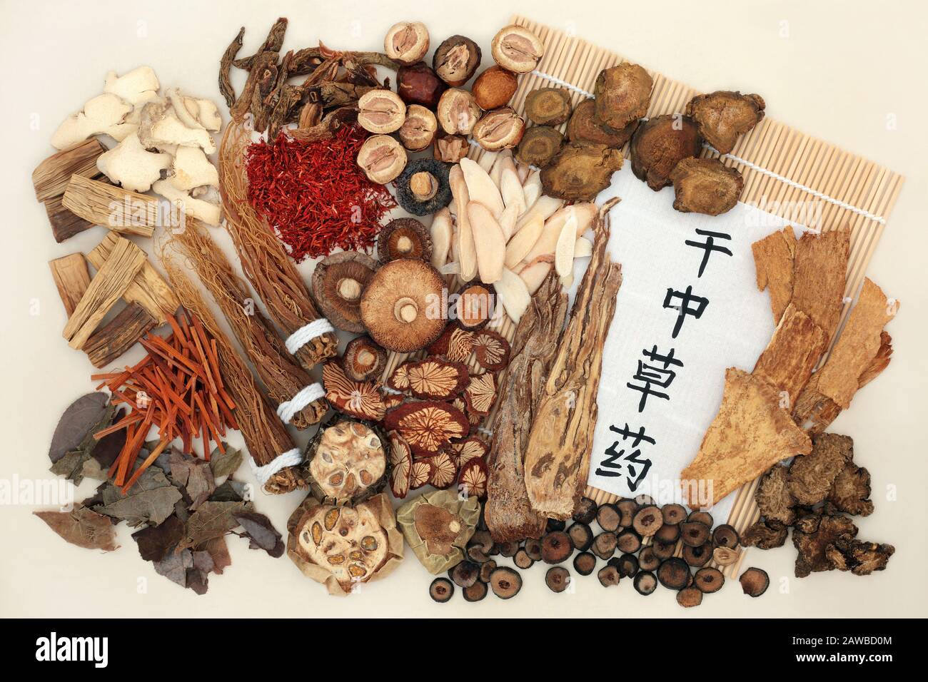 Chinesische Kräutermedizin mit Kalligraphie auf Reispapier, Bambus. Übersetzung liest sich als getrocknete Kräuter, die in der chinesischen Pflanzenheilkunde verwendet werden. Stockfoto