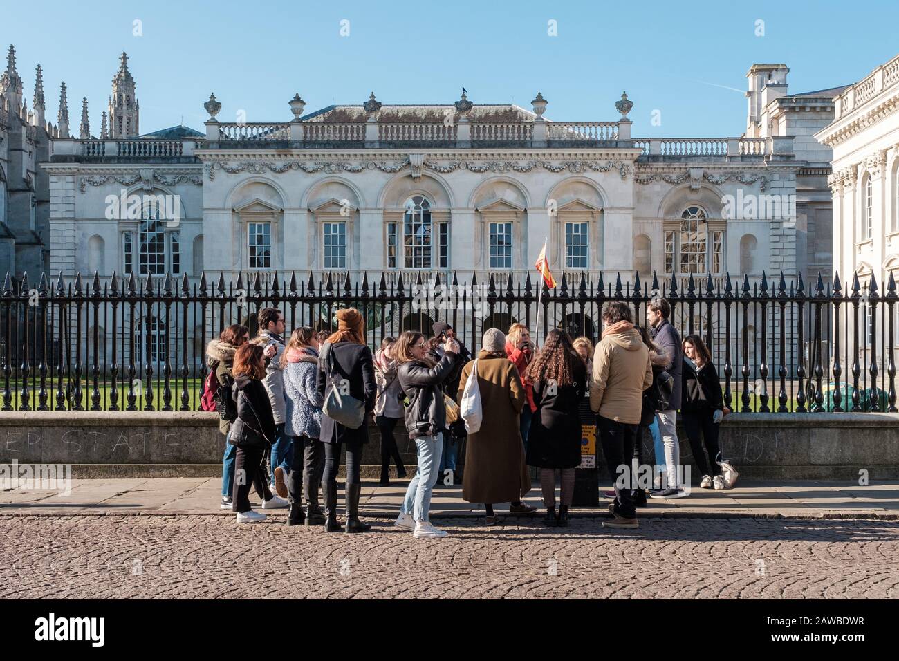 Eine Wandergruppe vor den OID-Schulen, dem Senatshaus und der Great St Mary's Church, Cambridge, Großbritannien Stockfoto