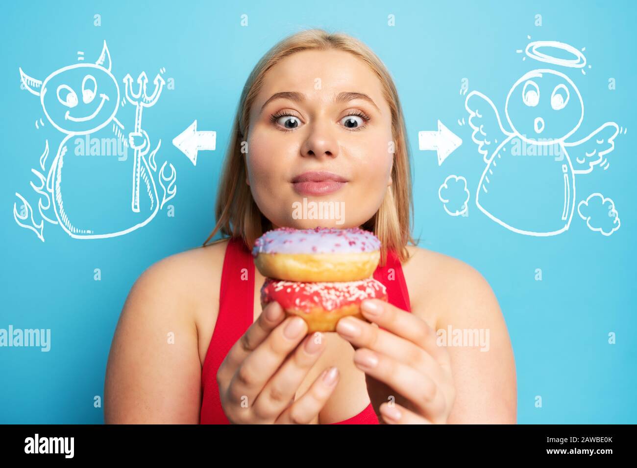 Fette Mädchen denkt, Donuts zu essen statt Turnhalle. Konzept der Unentschlossenheit und des Zweifels mit Angel- und Teufelsandeutung Stockfoto