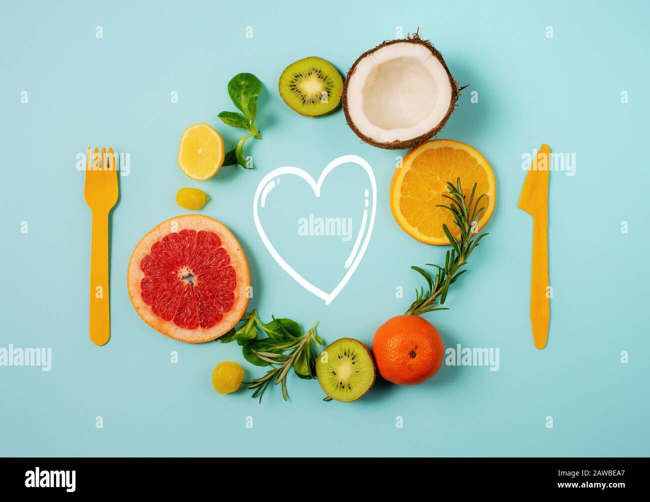 Zusammensetzung von Zitrusfrüchten, Orange und Zitrone, Kokosnuss, Kiwi auf zyanischem Hintergrund Stockfoto