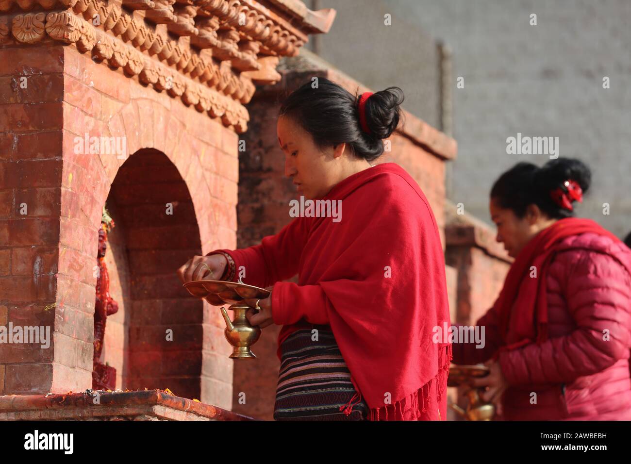 Sankhu. Februar 2020. Hindu-Anhänger beten während der Feierlichkeiten des Madhav Narayan Festivals in Sankhu nahe Nepals Hauptstadt Kathmandu am 7. Februar 2020. Kredit: Zhou Shengping/Xinhua/Alamy Live News Stockfoto