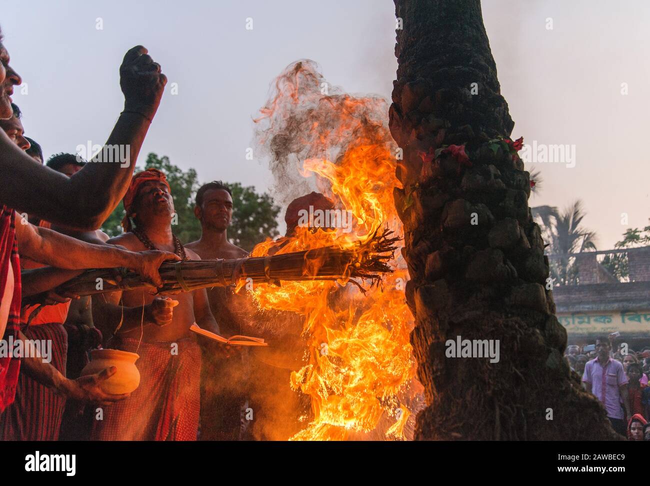 Traditionelle Charak Puja der hinduistischen Gemeinschaft feiert mit Begeisterung und Festlichkeit an Srimangal. Das Festival jedes Jahr beginnt am 30. Ban Stockfoto Traditionelle Charak Puja der hinduistischen Gemeinschaft feiert mit Begeisterung und Festlichkeit an Srimangal. Das Festival jedes Jahr beginnt am 30. Ban Stockfoto