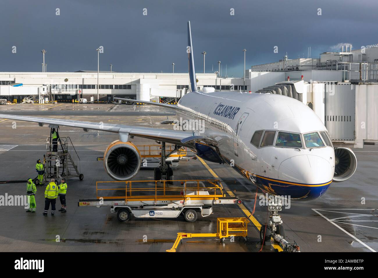 Boeing 757 223 im Besitz der Fluggesellschaft Icelandaire, die auf dem Flughafen Glasgow, Schottland, Großbritannien, verladen wird Stockfoto