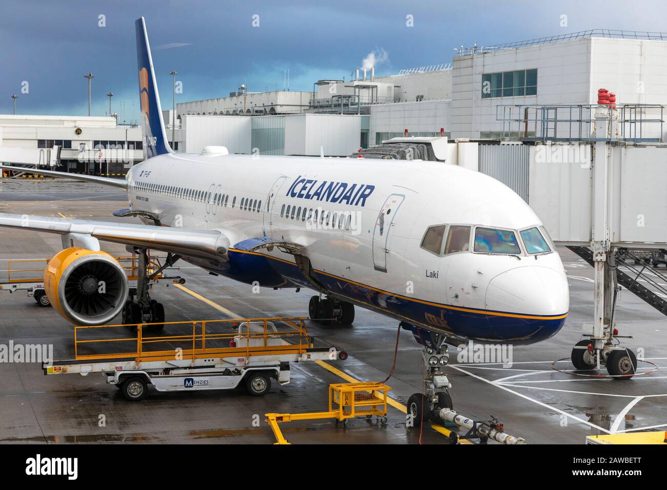 Boeing 757 223 im Besitz der Fluggesellschaft Icelandaire, die auf dem Flughafen Glasgow, Schottland, Großbritannien, verladen wird Stockfoto