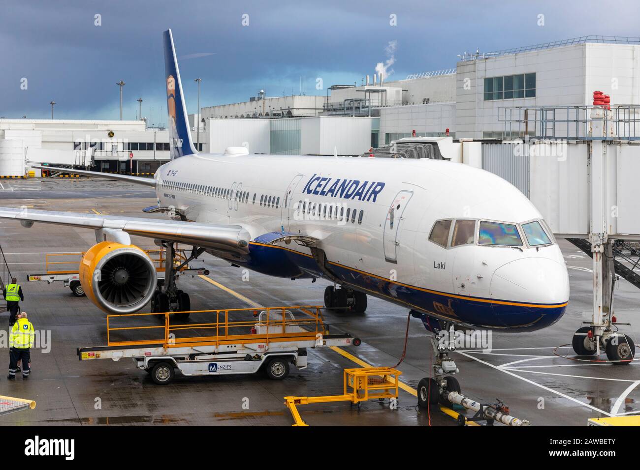 Boeing 757 223 im Besitz der Fluggesellschaft Icelandaire, die auf dem Flughafen Glasgow, Schottland, Großbritannien, verladen wird Stockfoto