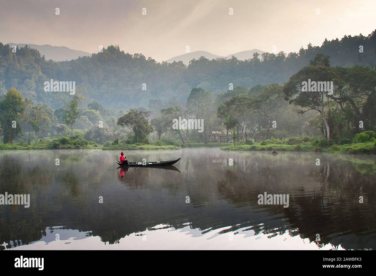 Ein Fischer auf einem traditionellen Boot am Lake Situ Gunung oder weiß als Situ Gunung. Ein schöner See in Sukabumi in Westjava. Es ist 106 km von Jakarta entfernt Stockfoto