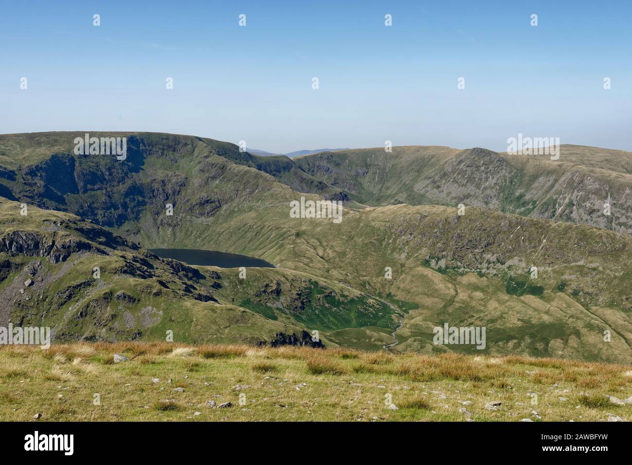 Blick von harter Fiel auf Blea Water mit Pilot Crag, High Street, Long Stile, Short Stile, Kidsty Pike & High Raise (802M rechts), Lake District, Cumbr Stockfoto
