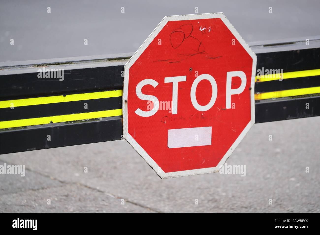 Stoppschild an einer Barriere, die den Eingang zum Parkplatz im House of Lords in London, Großbritannien blockiert Stockfoto