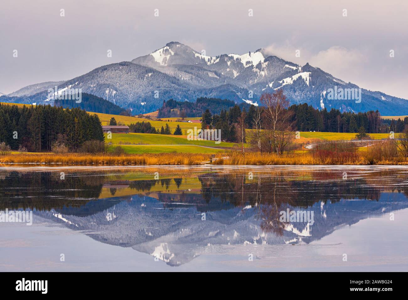 Winteraufgang am Hopfensee mit den Karwendelbergen im Hintergrund, Bayern, Deutschland. Stockfoto