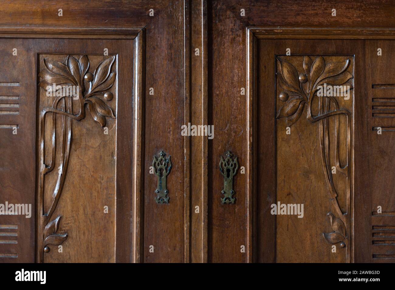 Ein Bild einer aus Holz geschnitzten Tür eines antiken schranktüren im Retro-Haus Stockfoto