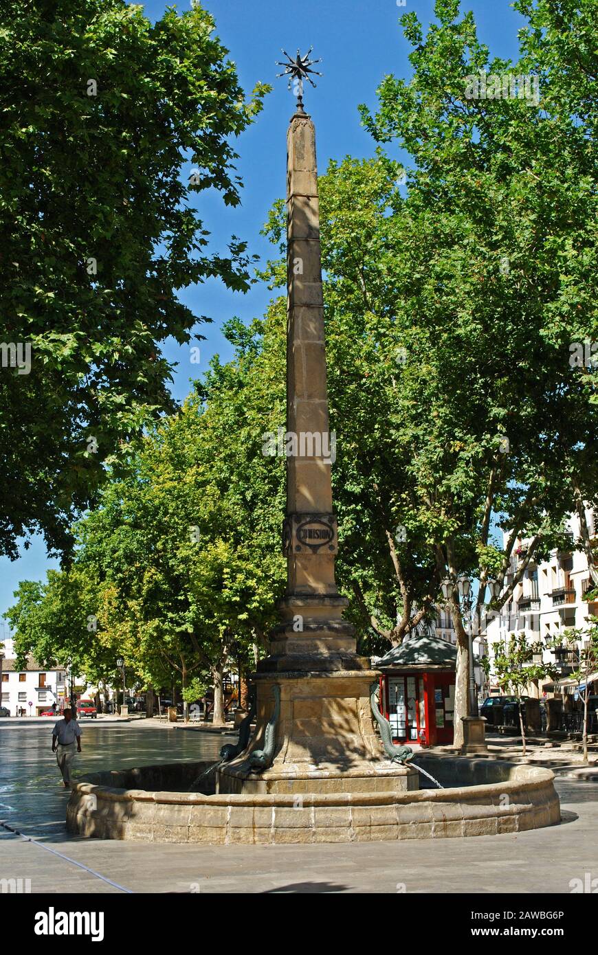 Großer Fischbrunnen mit Obelisk entlang der Plaza de la Constitucion im Stadtzentrum, Baeza, Provinz Jaen, Andalucia, Spanien. Stockfoto