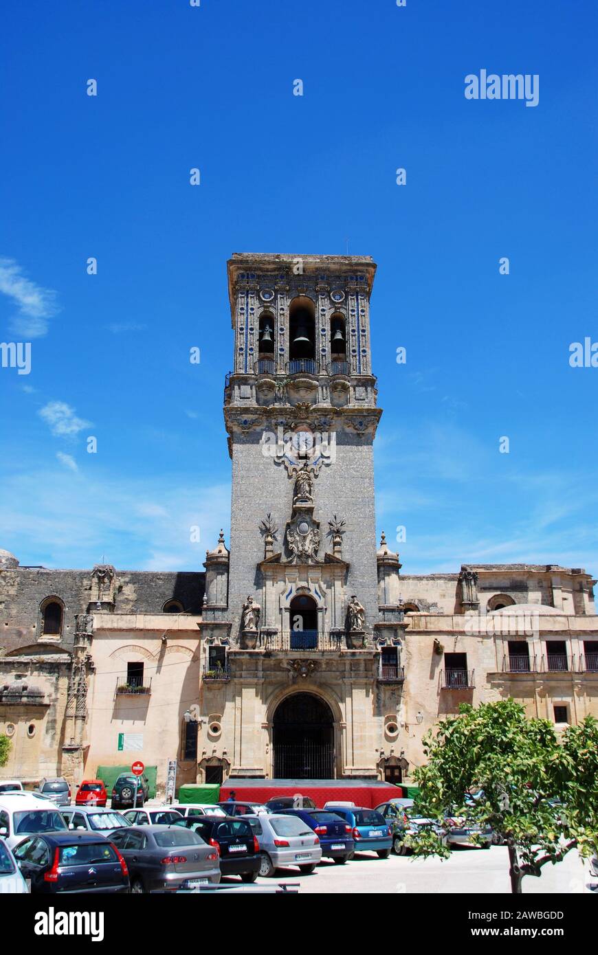 Kirche Santa Maria auf der Plaza del Cabildo, Arcos de la Frontera, Andalucia, Spanien. Stockfoto