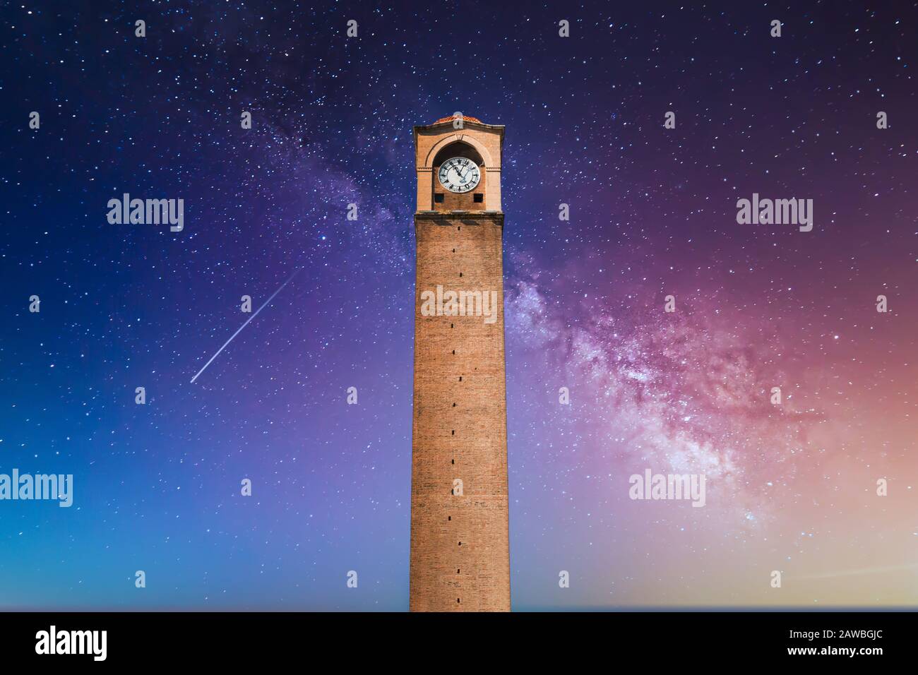 Old Clock Tower in Adana, Stadt der Türkei. Adana Stadt mit alten Uhrturm auch bekannt "Buyuksaat" vor der klare blaue Himmel Stockfoto
