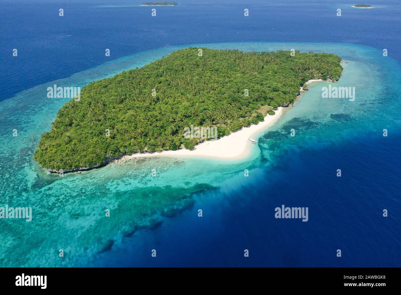 Tropische Insel auf der Atolle, Draufsicht. Weißer Sandstrand mit Palmen. Mahaba Island, Philippinen. Werbekonzept Stockfoto