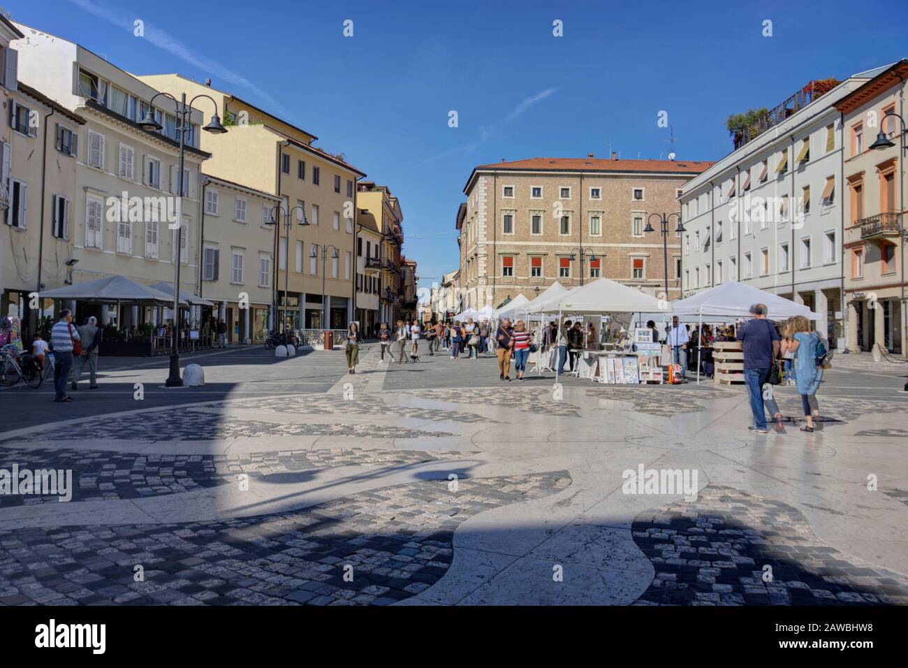 Rimini, Italien - 20. Oktober 2019: Markt an der Piazza Tre Martiri (Drei Märtyrerplatz) mit unscharfen Fußgängern und Käufern Stockfoto