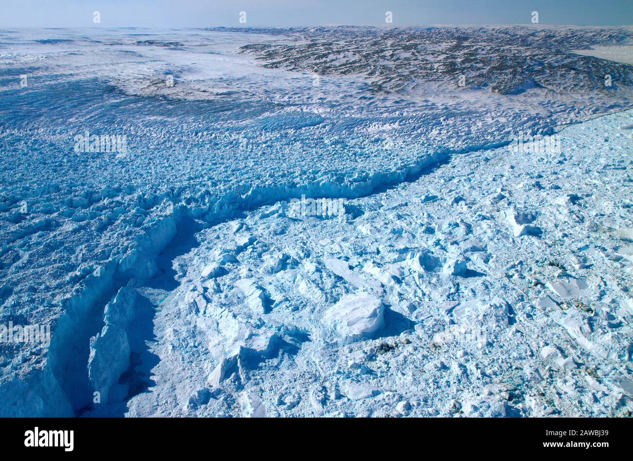 Grönland - 21. April 2012 - Luftansicht der kalbenden Front des Jakobshavn-Gletschers im Westen Grönlands. Dieser Gletscher zieht 6,5 % des Grönlands I ab Stockfoto