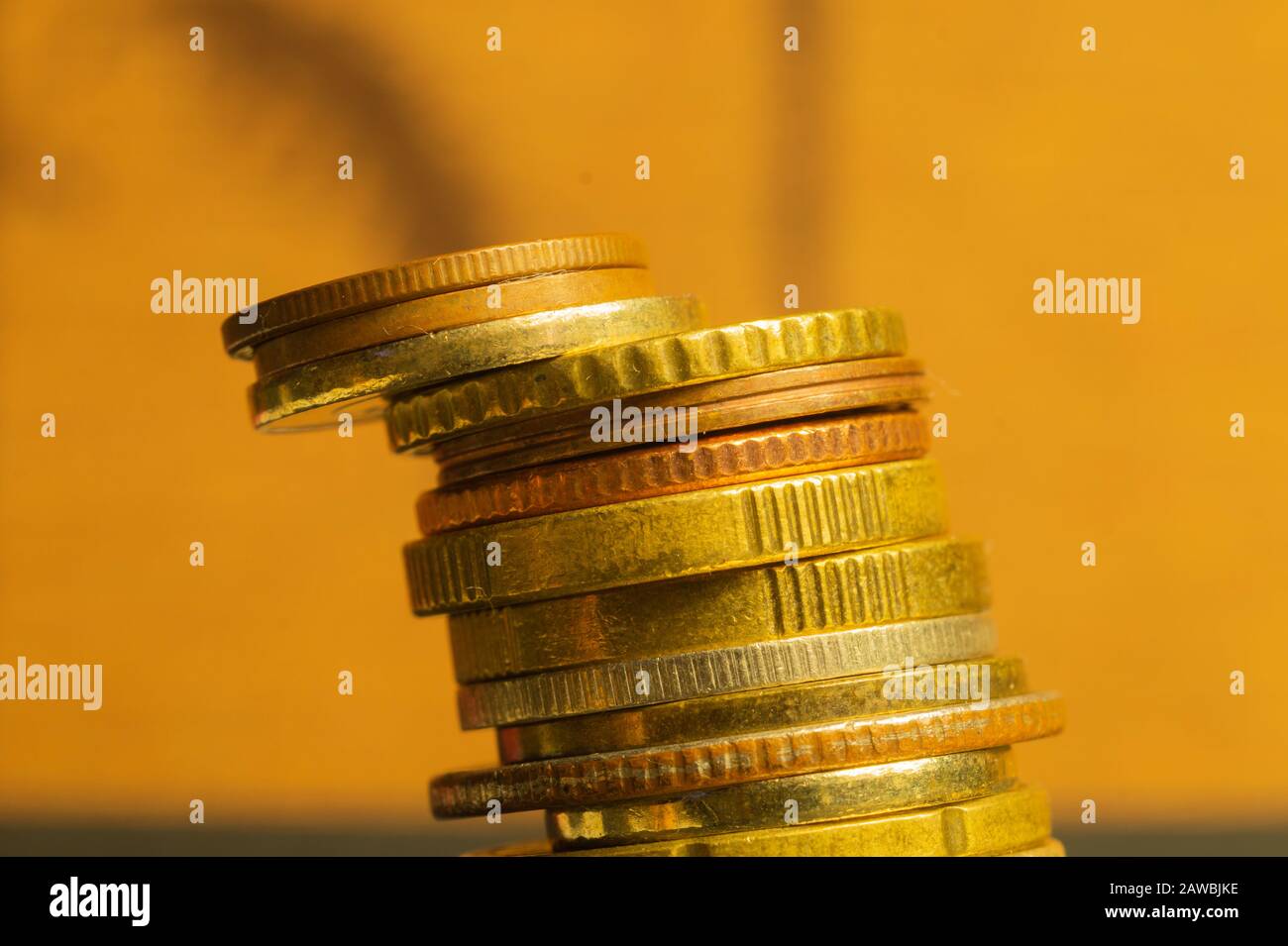 Instabiler Stapel verschiedener Münzen Makro Stockfoto