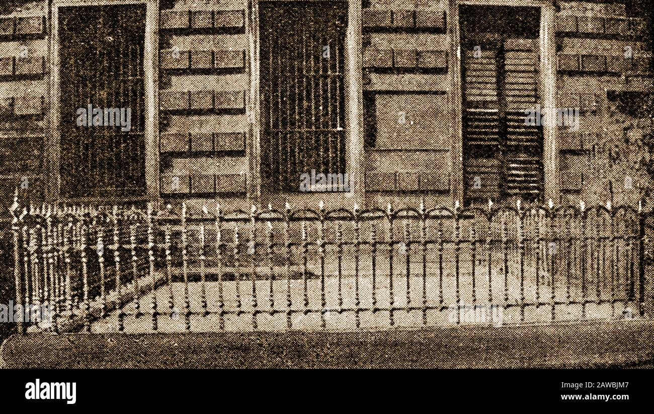 1921 gedrucktes Bild des Gehäuses des Schwarzen Lochs von Kalkutta (heute Kolkata) (innerhalb der Geländer). Das unter dem Boden liegende Verlies mit einer Größe von 4,30 × 5,50 ⁠meters (14 × 18 ⁠⁠feet) wurde von den Truppen Siraj ud-Daulahs, dem Nawab von Bengalen, drei Tage lang britische Kriegsgefangene gefangen gehalten. Es befindet sich in Fort William, Kalkutta, Indien. 123 von 146 Kriegsgefangenen, die in schrecklich beengten Verhältnissen inhaftiert waren, starben dort. In Erinnerung an die Toten errichteten die Briten einen 15 Meter hohen Obelisken, der sich heute auf dem Friedhof der (anglikanischen) St. John's Church in Kalkutta befindet Stockfoto