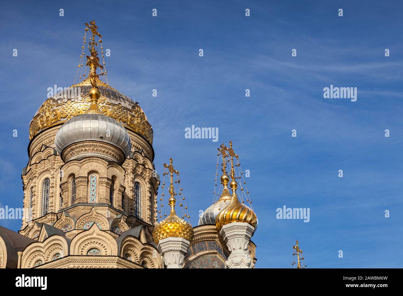 18. September 2018: St. Petersburg, Russland - Mariä-Himmelfahrts-Kirche, auf dem Newa-Embankment, Detail der Zwiebelkuppeln, reich in Go dekoriert Stockfoto