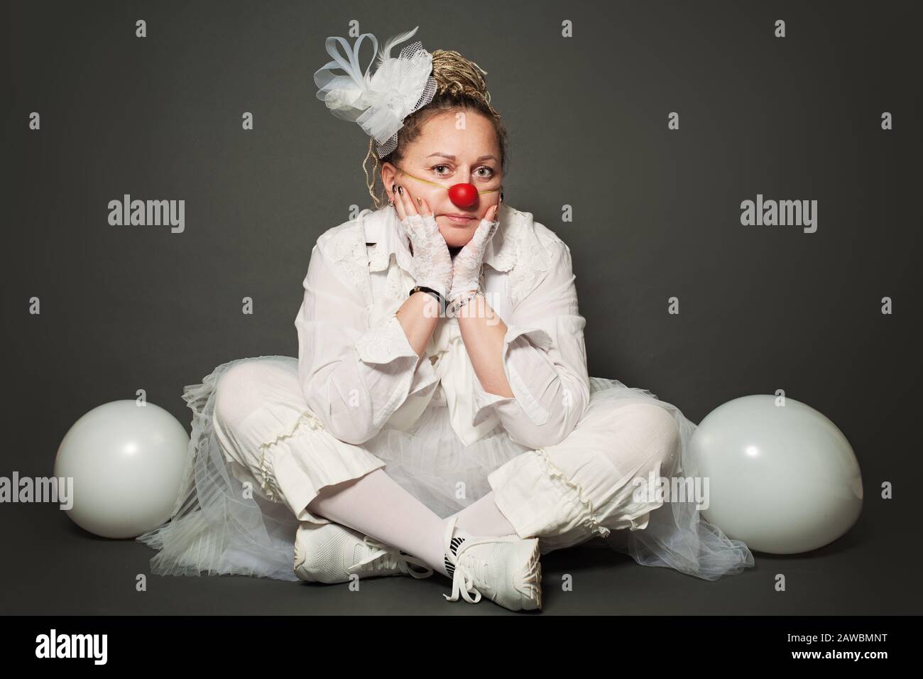 Porträt der Schauspielerin Frau Clown. Darstellerin bei der Arbeit, Figur des White Clown Stockfoto