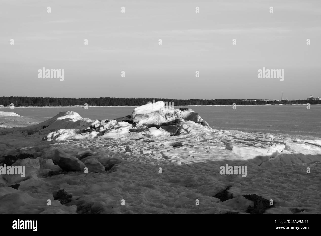 Gefrorene Seenlandschaft, schwarz-weißer Naturhintergrund Stockfoto