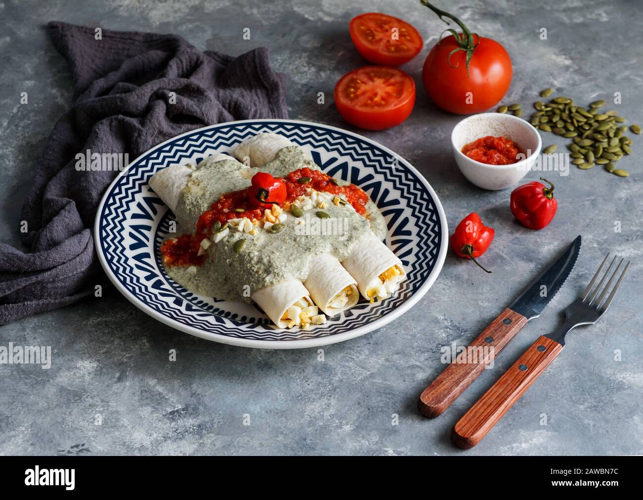 Mexikanische Küche - Papadzules traditionelles Gericht von der Yucatan-Halbinsel - Maistortillas, die in eine Sauce von Kürbissamen getaucht sind, die mit gekochten Eiern gefüllt sind, Stockfoto