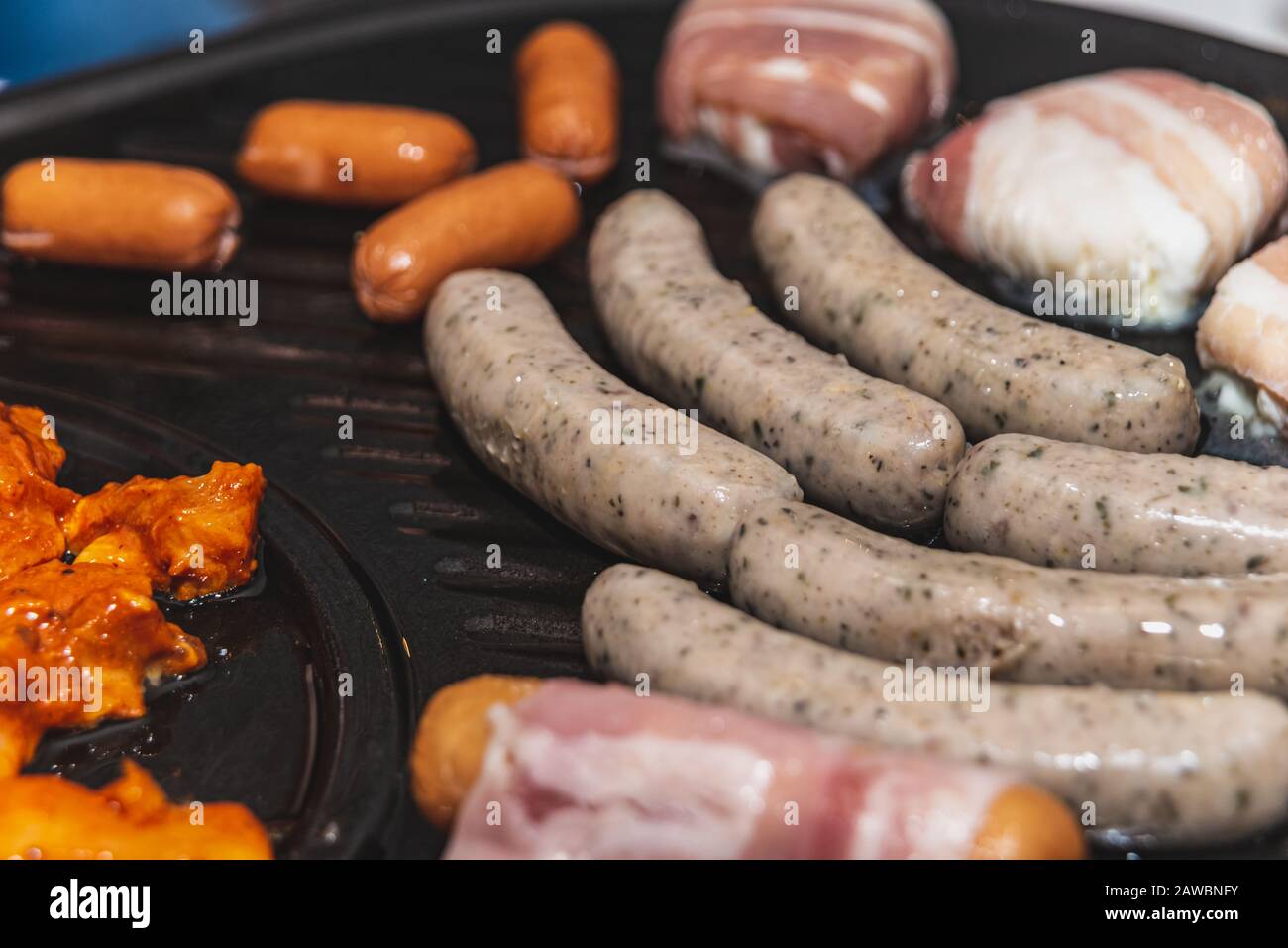 Auf dem heißen Stein werden verschiedene Fleischsorten zubereitet Stockfoto
