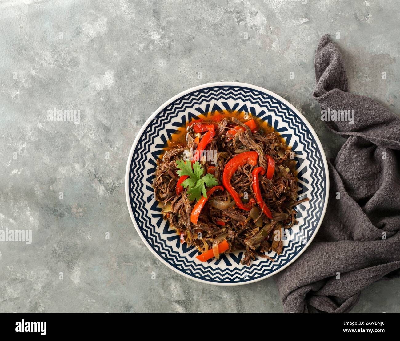 lateinamerikanische Küche. Ropa Vieja mit gebratenen Kochbananen und Reis. Carne desmechada, Carne desmenuzada, Carne mechada Zikelkost von Chile, Kolumbien, Cos Stockfoto