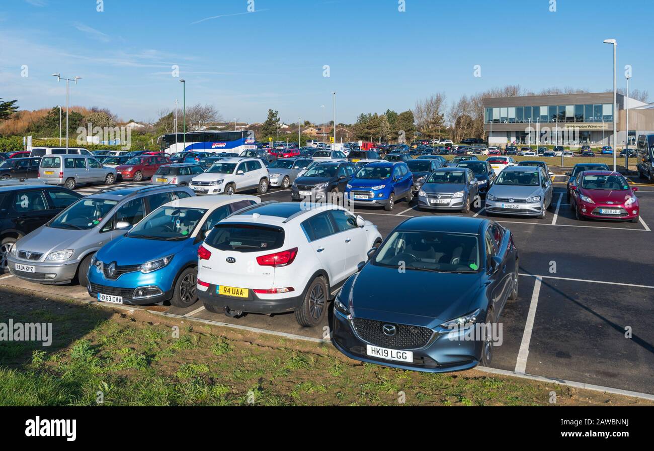 Geparkte Autos auf einem privaten Parkplatz in England, Großbritannien. Stockfoto