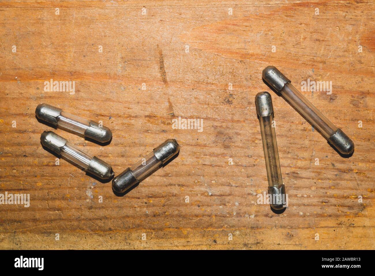 Sicherung auf Holzhintergrund. Sicherheitseinrichtung für Überstromschutz. Schutz eines elektrischen Stromkreises Stockfoto