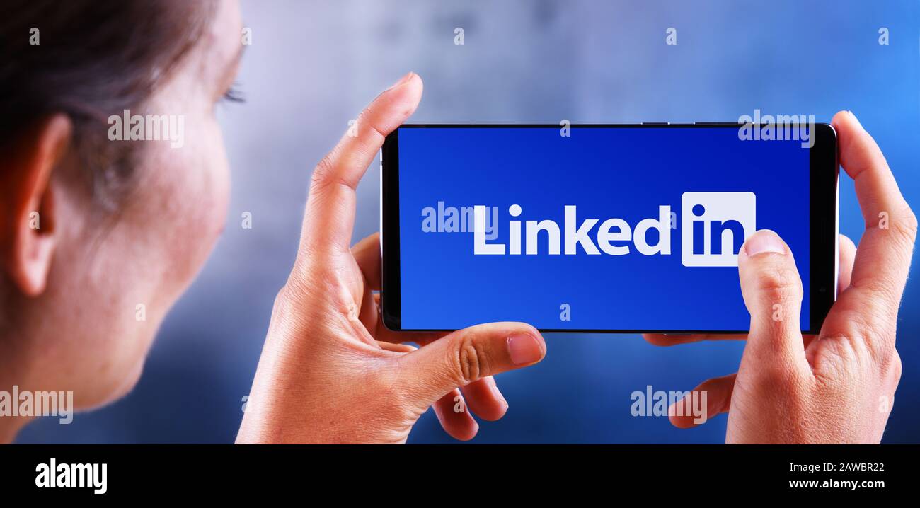 Poznan, POL - Jul 10, 2019: Frau mit Smartphone mit Logo von LinkedIn, einem amerikanischen Business- und arbeitsorientierten Service, der V betreibt Stockfoto
